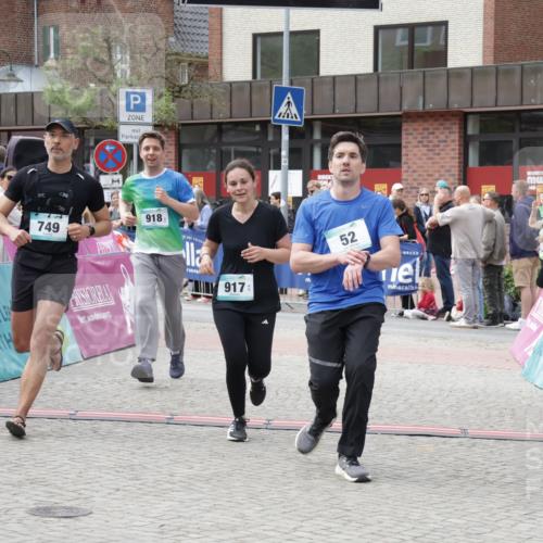 10.05.2026 - 8. Wedeler Halbmarathon Yannick Fuchs http://msf.ph/oto/9730951 10.05.2026 11:45:11 Ziel 52, 233, 749, 755, 756, 917, 918, 1047 meine-sportfotos.de