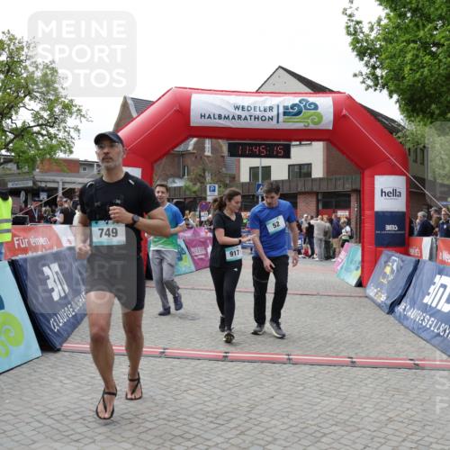 10.05.2026 - 8. Wedeler Halbmarathon Yannick Fuchs http://msf.ph/oto/9731000 10.05.2026 11:45:13 Ziel 52, 233, 749, 756, 917, 918 meine-sportfotos.de