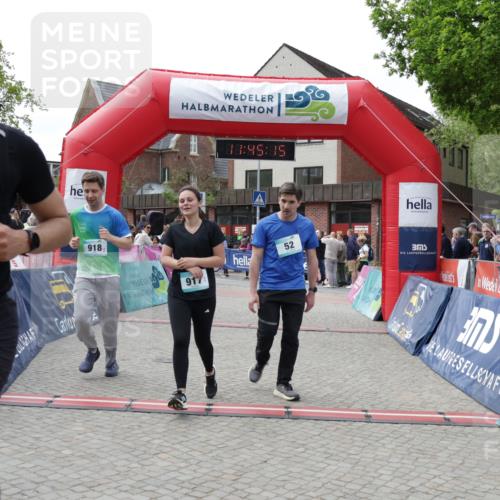 10.05.2026 - 8. Wedeler Halbmarathon Yannick Fuchs http://msf.ph/oto/9731005 10.05.2026 11:45:13 Ziel 52, 233, 749, 756, 917, 918 meine-sportfotos.de