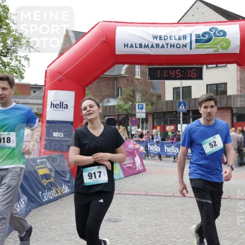 10.05.2026 - 8. Wedeler Halbmarathon Yannick Fuchs http://msf.ph/oto/9731018 10.05.2026 11:45:14 Ziel 52, 233, 749, 917, 918 meine-sportfotos.de