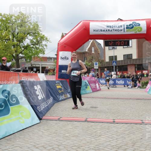 10.05.2026 - 8. Wedeler Halbmarathon Yannick Fuchs http://msf.ph/oto/9731026 10.05.2026 12:18:59 Ziel 3, 818 meine-sportfotos.de