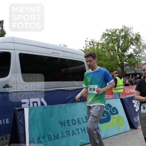 10.05.2026 - 8. Wedeler Halbmarathon Yannick Fuchs http://msf.ph/oto/9731027 10.05.2026 11:45:15 Ziel 52, 233, 660, 749, 917, 918 meine-sportfotos.de