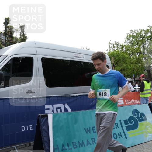 10.05.2026 - 8. Wedeler Halbmarathon Yannick Fuchs http://msf.ph/oto/9731032 10.05.2026 11:45:15 Ziel 52, 233, 660, 749, 917, 918 meine-sportfotos.de
