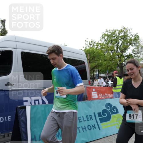 10.05.2026 - 8. Wedeler Halbmarathon Yannick Fuchs http://msf.ph/oto/9731036 10.05.2026 11:45:15 Ziel 52, 233, 660, 749, 917, 918 meine-sportfotos.de