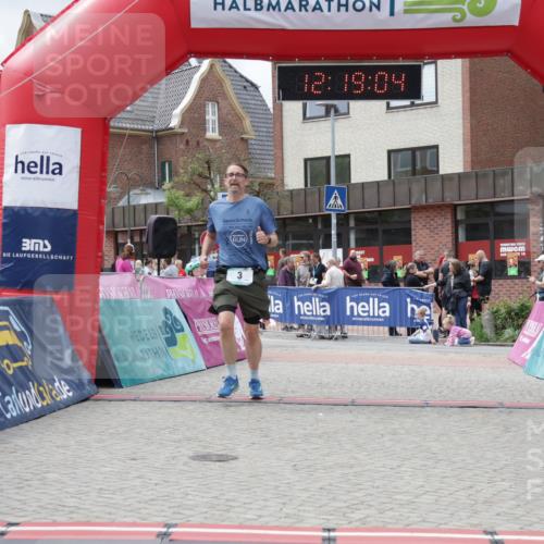 10.05.2026 - 8. Wedeler Halbmarathon Yannick Fuchs http://msf.ph/oto/9731059 10.05.2026 12:19:02 Ziel 3, 818 meine-sportfotos.de