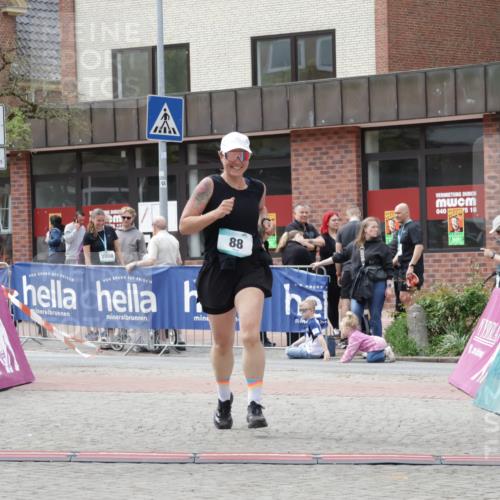 10.05.2026 - 8. Wedeler Halbmarathon Yannick Fuchs http://msf.ph/oto/9731122 10.05.2026 12:19:09 Ziel 88 meine-sportfotos.de