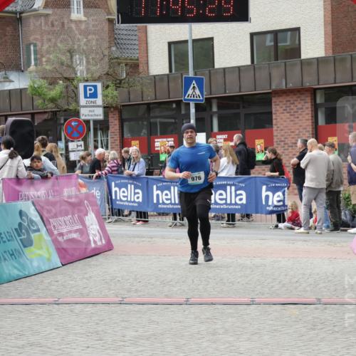 10.05.2026 - 8. Wedeler Halbmarathon Yannick Fuchs http://msf.ph/oto/9731166 10.05.2026 11:45:27 Ziel 976 meine-sportfotos.de