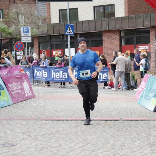 10.05.2026 - 8. Wedeler Halbmarathon Yannick Fuchs http://msf.ph/oto/9731195 10.05.2026 11:45:29 Ziel 976 meine-sportfotos.de