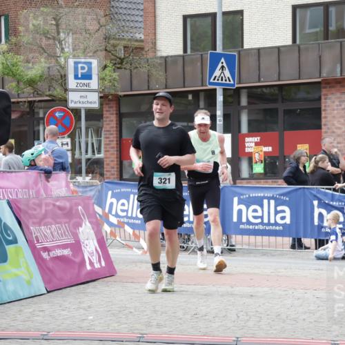 10.05.2026 - 8. Wedeler Halbmarathon Yannick Fuchs http://msf.ph/oto/9731202 10.05.2026 12:19:24 Ziel 321, 708 meine-sportfotos.de