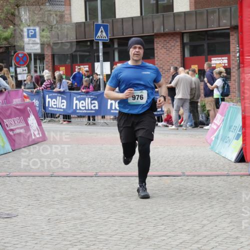 10.05.2026 - 8. Wedeler Halbmarathon Yannick Fuchs http://msf.ph/oto/9731203 10.05.2026 11:45:29 Ziel 976 meine-sportfotos.de