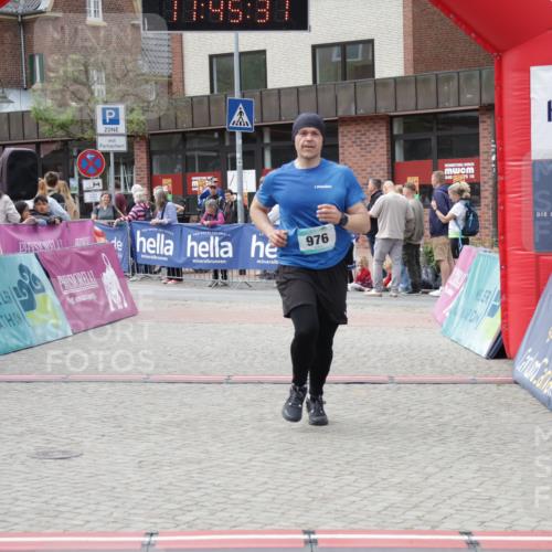 10.05.2026 - 8. Wedeler Halbmarathon Yannick Fuchs http://msf.ph/oto/9731208 10.05.2026 11:45:29 Ziel 976 meine-sportfotos.de