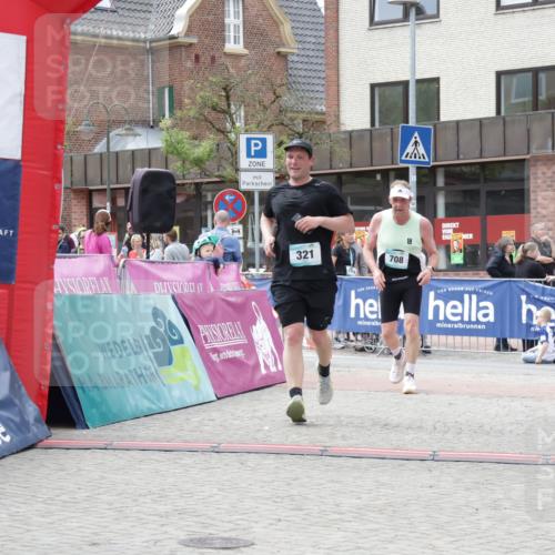10.05.2026 - 8. Wedeler Halbmarathon Yannick Fuchs http://msf.ph/oto/9731220 10.05.2026 12:19:24 Ziel 321, 708 meine-sportfotos.de
