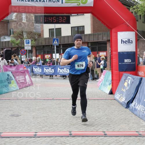 10.05.2026 - 8. Wedeler Halbmarathon Yannick Fuchs http://msf.ph/oto/9731222 10.05.2026 11:45:30 Ziel 976 meine-sportfotos.de