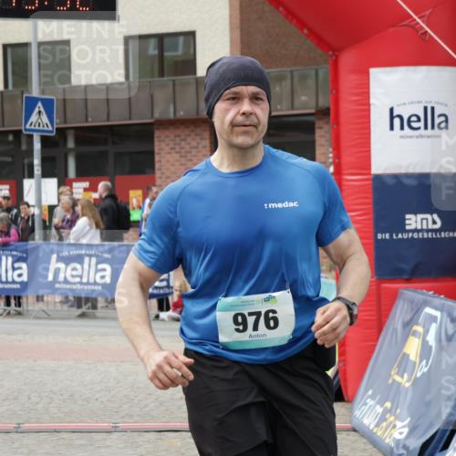 10.05.2026 - 8. Wedeler Halbmarathon Yannick Fuchs http://msf.ph/oto/9731227 10.05.2026 11:45:30 Ziel 976 meine-sportfotos.de