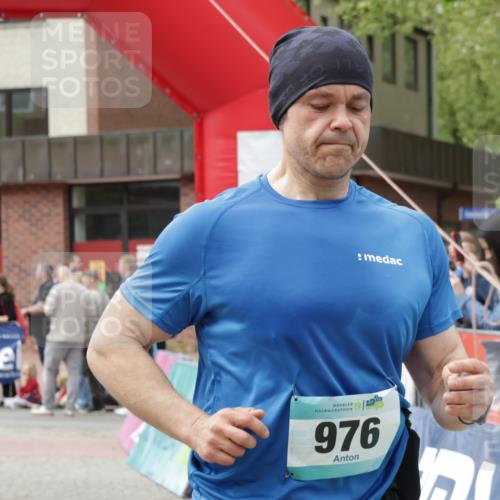 10.05.2026 - 8. Wedeler Halbmarathon Yannick Fuchs http://msf.ph/oto/9731240 10.05.2026 11:45:31 Ziel 976, 2186 meine-sportfotos.de