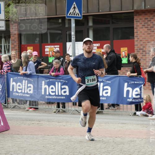 10.05.2026 - 8. Wedeler Halbmarathon Yannick Fuchs http://msf.ph/oto/9731263 10.05.2026 11:45:34 Ziel 367, 976, 2186 meine-sportfotos.de