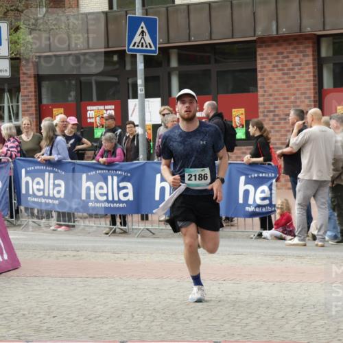 10.05.2026 - 8. Wedeler Halbmarathon Yannick Fuchs http://msf.ph/oto/9731268 10.05.2026 11:45:34 Ziel 367, 976, 2186 meine-sportfotos.de