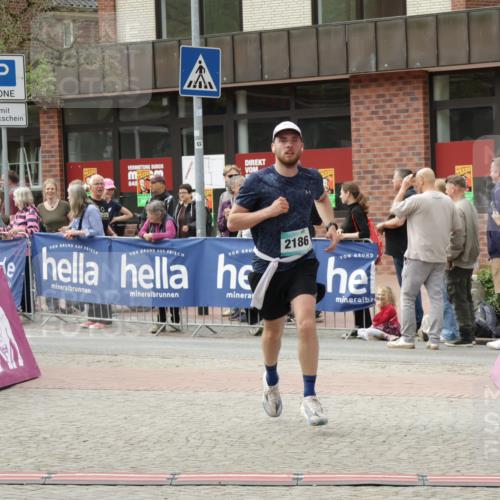 10.05.2026 - 8. Wedeler Halbmarathon Yannick Fuchs http://msf.ph/oto/9731273 10.05.2026 11:45:34 Ziel 367, 976, 2186 meine-sportfotos.de
