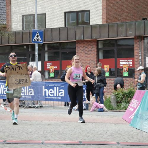10.05.2026 - 8. Wedeler Halbmarathon Yannick Fuchs http://msf.ph/oto/9731277 10.05.2026 12:19:29 Ziel 242, 321, 358, 708 meine-sportfotos.de