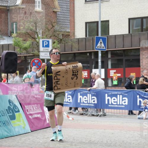 10.05.2026 - 8. Wedeler Halbmarathon Yannick Fuchs http://msf.ph/oto/9731292 10.05.2026 12:19:30 Ziel 242, 321, 358, 708 meine-sportfotos.de