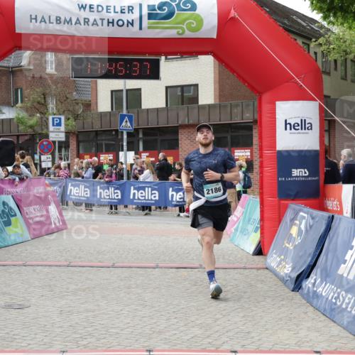 10.05.2026 - 8. Wedeler Halbmarathon Yannick Fuchs http://msf.ph/oto/9731293 10.05.2026 11:45:35 Ziel 367, 976, 2186 meine-sportfotos.de
