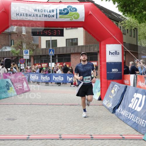 10.05.2026 - 8. Wedeler Halbmarathon Yannick Fuchs http://msf.ph/oto/9731299 10.05.2026 11:45:35 Ziel 367, 976, 2186 meine-sportfotos.de
