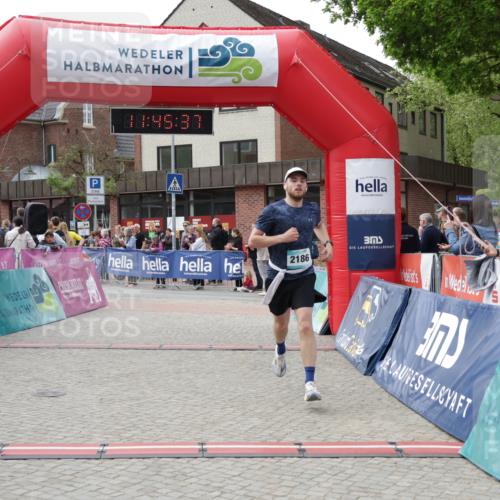 10.05.2026 - 8. Wedeler Halbmarathon Yannick Fuchs http://msf.ph/oto/9731303 10.05.2026 11:45:36 Ziel 367, 370, 2186 meine-sportfotos.de