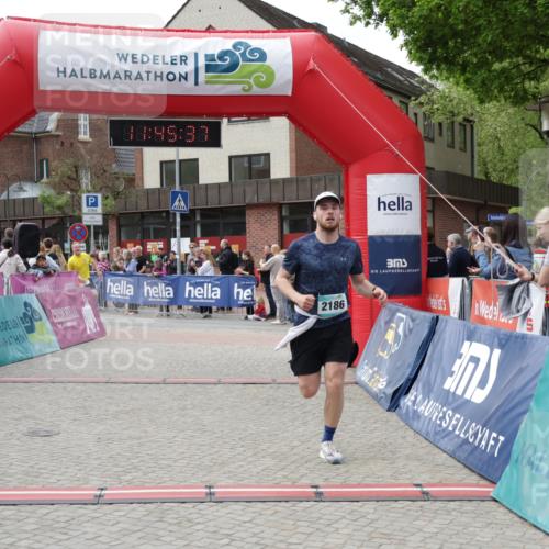 10.05.2026 - 8. Wedeler Halbmarathon Yannick Fuchs http://msf.ph/oto/9731311 10.05.2026 11:45:36 Ziel 367, 370, 2186 meine-sportfotos.de
