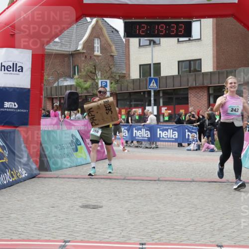 10.05.2026 - 8. Wedeler Halbmarathon Yannick Fuchs http://msf.ph/oto/9731314 10.05.2026 12:19:31 Ziel 242, 321, 358, 708 meine-sportfotos.de