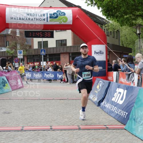 10.05.2026 - 8. Wedeler Halbmarathon Yannick Fuchs http://msf.ph/oto/9731316 10.05.2026 11:45:36 Ziel 367, 370, 2186 meine-sportfotos.de