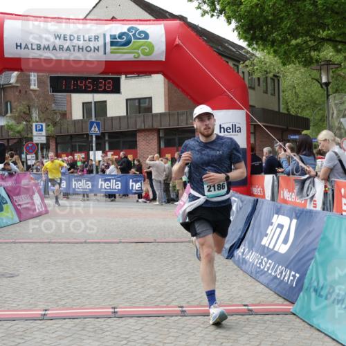 10.05.2026 - 8. Wedeler Halbmarathon Yannick Fuchs http://msf.ph/oto/9731323 10.05.2026 11:45:36 Ziel 367, 370, 2186 meine-sportfotos.de