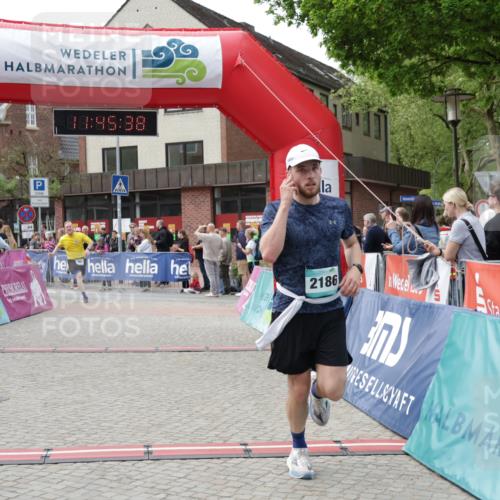 10.05.2026 - 8. Wedeler Halbmarathon Yannick Fuchs http://msf.ph/oto/9731328 10.05.2026 11:45:36 Ziel 367, 370, 2186 meine-sportfotos.de