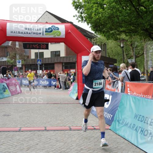 10.05.2026 - 8. Wedeler Halbmarathon Yannick Fuchs http://msf.ph/oto/9731333 10.05.2026 11:45:36 Ziel 367, 370, 2186 meine-sportfotos.de