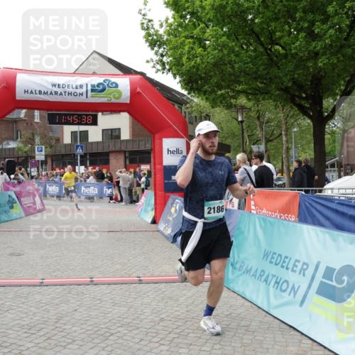 10.05.2026 - 8. Wedeler Halbmarathon Yannick Fuchs http://msf.ph/oto/9731339 10.05.2026 11:45:37 Ziel 367, 370, 2186 meine-sportfotos.de