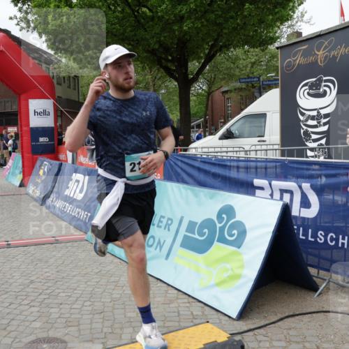 10.05.2026 - 8. Wedeler Halbmarathon Yannick Fuchs http://msf.ph/oto/9731349 10.05.2026 11:45:37 Ziel 367, 370, 2186 meine-sportfotos.de
