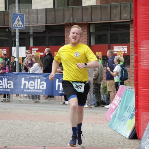 10.05.2026 - 8. Wedeler Halbmarathon Yannick Fuchs http://msf.ph/oto/9731353 10.05.2026 11:45:38 Ziel 367, 370, 2069, 2186 meine-sportfotos.de