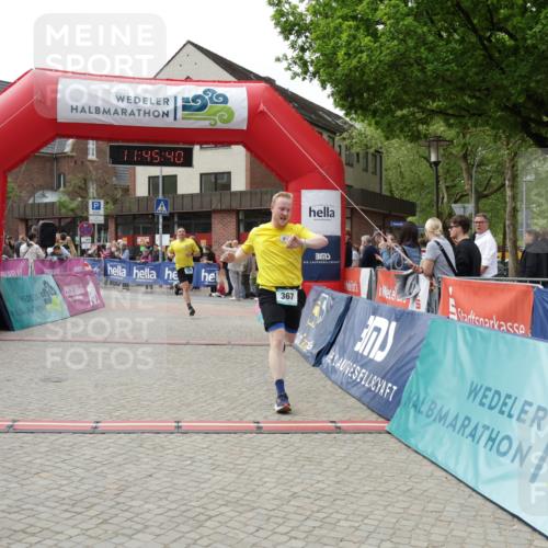 10.05.2026 - 8. Wedeler Halbmarathon Yannick Fuchs http://msf.ph/oto/9731377 10.05.2026 11:45:39 Ziel 367, 370, 2069, 2186 meine-sportfotos.de