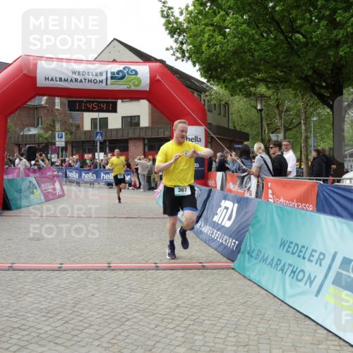 10.05.2026 - 8. Wedeler Halbmarathon Yannick Fuchs http://msf.ph/oto/9731382 10.05.2026 11:45:39 Ziel 367, 370, 2069, 2186 meine-sportfotos.de