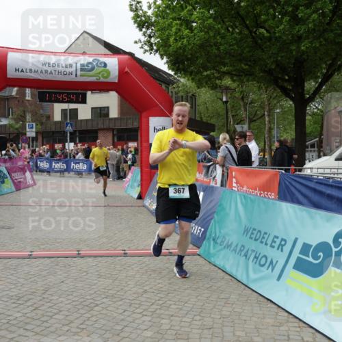 10.05.2026 - 8. Wedeler Halbmarathon Yannick Fuchs http://msf.ph/oto/9731389 10.05.2026 11:45:39 Ziel 367, 370, 2069, 2186 meine-sportfotos.de