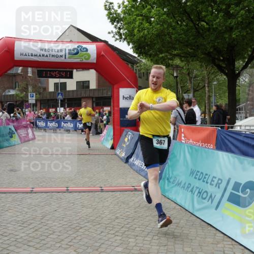 10.05.2026 - 8. Wedeler Halbmarathon Yannick Fuchs http://msf.ph/oto/9731393 10.05.2026 11:45:39 Ziel 367, 370, 2069, 2186 meine-sportfotos.de