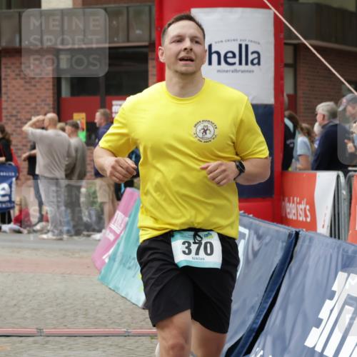 10.05.2026 - 8. Wedeler Halbmarathon Yannick Fuchs http://msf.ph/oto/9731402 10.05.2026 11:45:41 Ziel 367, 370, 459, 460, 2069, 2186 meine-sportfotos.de