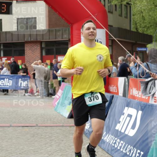 10.05.2026 - 8. Wedeler Halbmarathon Yannick Fuchs http://msf.ph/oto/9731407 10.05.2026 11:45:41 Ziel 367, 370, 459, 460, 2069, 2186 meine-sportfotos.de