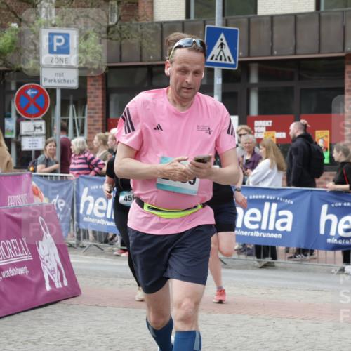 10.05.2026 - 8. Wedeler Halbmarathon Yannick Fuchs http://msf.ph/oto/9731433 10.05.2026 11:45:43 Ziel 367, 370, 459, 460, 2069 meine-sportfotos.de