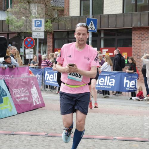 10.05.2026 - 8. Wedeler Halbmarathon Yannick Fuchs http://msf.ph/oto/9731438 10.05.2026 11:45:43 Ziel 367, 370, 459, 460, 2069 meine-sportfotos.de