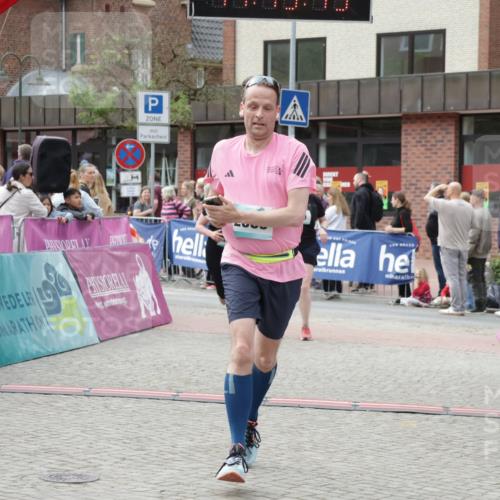 10.05.2026 - 8. Wedeler Halbmarathon Yannick Fuchs http://msf.ph/oto/9731443 10.05.2026 11:45:43 Ziel 367, 370, 459, 460, 2069 meine-sportfotos.de
