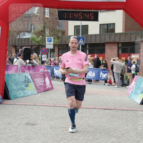10.05.2026 - 8. Wedeler Halbmarathon Yannick Fuchs http://msf.ph/oto/9731448 10.05.2026 11:45:43 Ziel 367, 370, 459, 460, 2069 meine-sportfotos.de