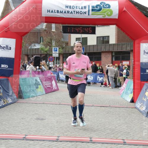 10.05.2026 - 8. Wedeler Halbmarathon Yannick Fuchs http://msf.ph/oto/9731453 10.05.2026 11:45:43 Ziel 367, 370, 459, 460, 2069 meine-sportfotos.de