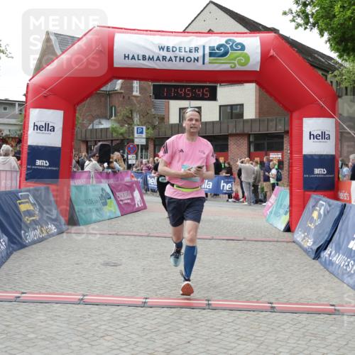 10.05.2026 - 8. Wedeler Halbmarathon Yannick Fuchs http://msf.ph/oto/9731457 10.05.2026 11:45:43 Ziel 367, 370, 459, 460, 2069 meine-sportfotos.de