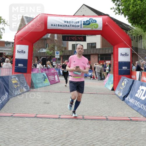 10.05.2026 - 8. Wedeler Halbmarathon Yannick Fuchs http://msf.ph/oto/9731463 10.05.2026 11:45:44 Ziel 367, 370, 459, 460, 2069 meine-sportfotos.de