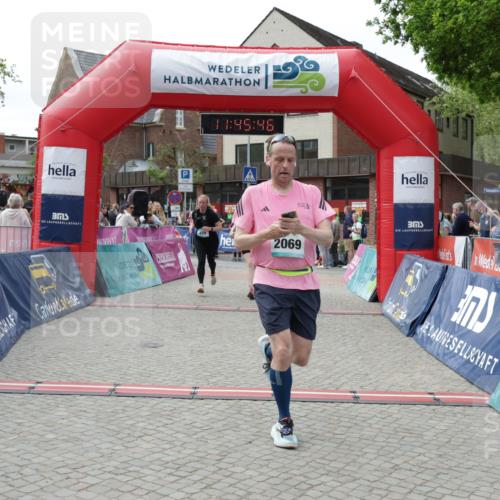 10.05.2026 - 8. Wedeler Halbmarathon Yannick Fuchs http://msf.ph/oto/9731473 10.05.2026 11:45:44 Ziel 367, 370, 459, 460, 2069 meine-sportfotos.de